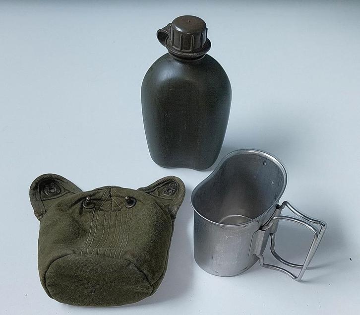 Militaire veldfles, RVS drinkbeker  en beschermhoes., Verzamelen, Militaria | Algemeen, Landmacht, Overige typen, Nederland, Ophalen of Verzenden