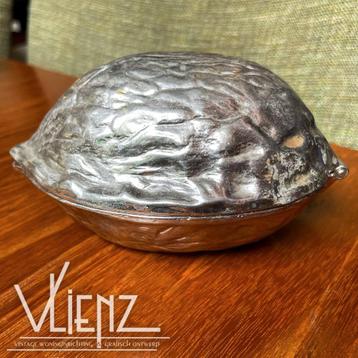 Vintage, retro walnoot notenkraker zilverkleur beschikbaar voor biedingen