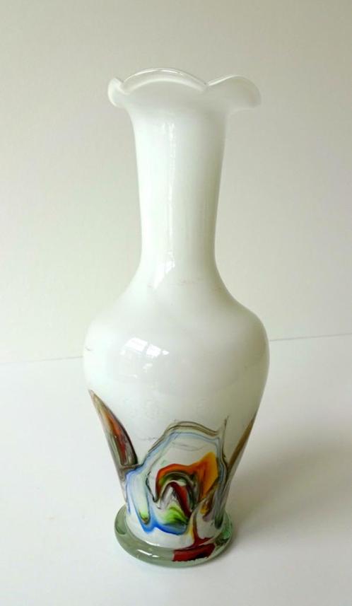 Glazen vaas wit opaline met gekleurde slierten 3327-g, Antiek en Kunst, Kunst | Designobjecten, Ophalen of Verzenden