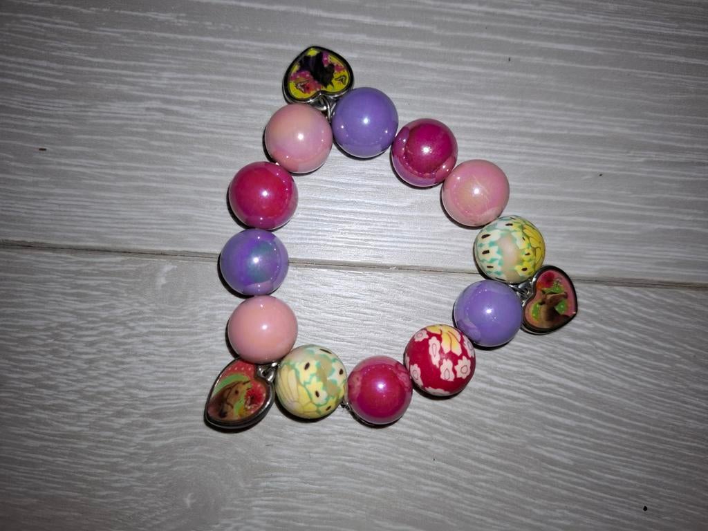 Kleurrijke paarden armband met bedels, Overige materialen, Overige kleuren, Ophalen of Verzenden, Zo goed als nieuw