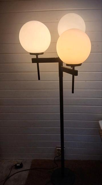 Vloerlamp met 3 matglazen bollen uniek studiemodel hollywood beschikbaar voor biedingen