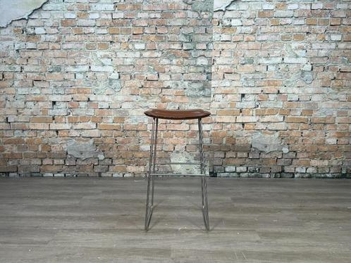 Cappellini Hi Pad Stool bruin bij TheReSales, Huis en Inrichting, Barkrukken, Zo goed als nieuw, 60 tot 90 cm, Leer, Metaal, 5 krukken of meer
