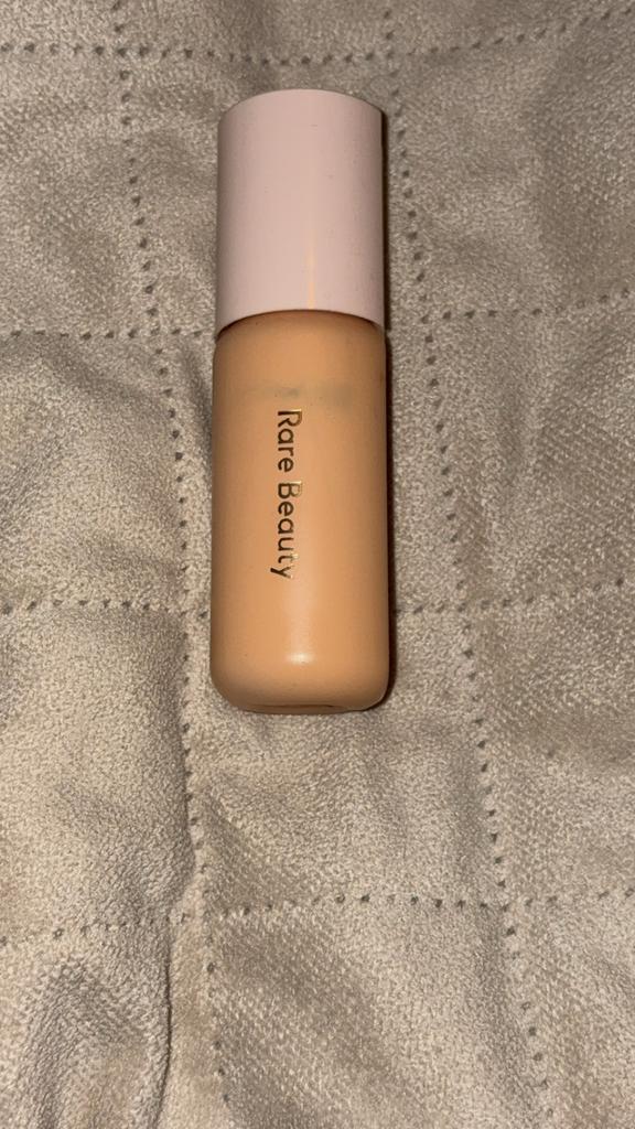 Rare Beauty Foundation - Zo Goed Als Nieuw!, Sieraden, Tassen en Uiterlijk, Uiterlijk | Cosmetica en Make-up, Zo goed als nieuw