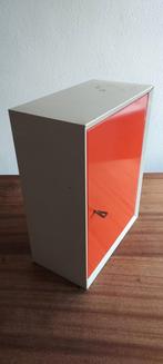 Vintage oranje medicijn hangkastje
Metaal
29 cm breed
37 cm, Huis en Inrichting, Ophalen, Zo goed als nieuw