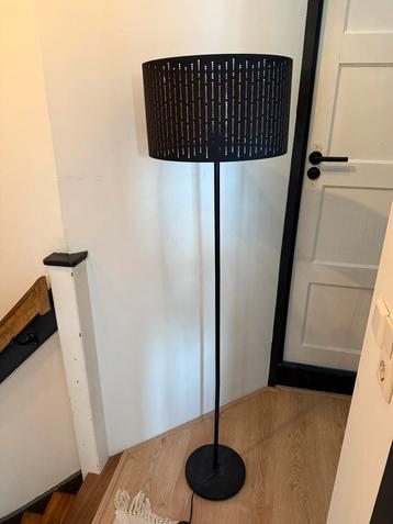 Zwarte Vloerlamp met Stijlvolle Lampenkap