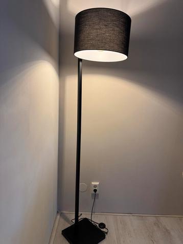 Zwarte Vloerlamp - Zo Goed Als Nieuw beschikbaar voor biedingen