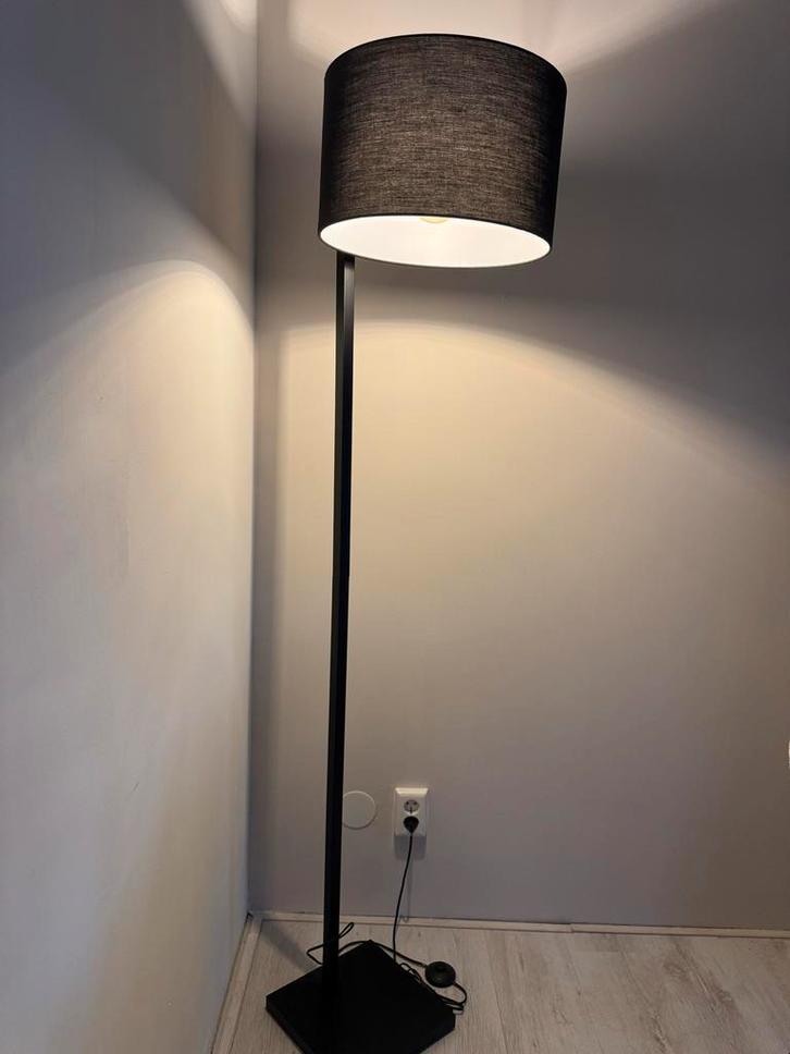 Zwarte Vloerlamp - Zo Goed Als Nieuw, Huis en Inrichting, Lampen | Vloerlampen, Zo goed als nieuw, 150 tot 200 cm, Metaal, Ophalen