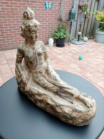 Beeld van liggende Venus. beschikbaar voor biedingen