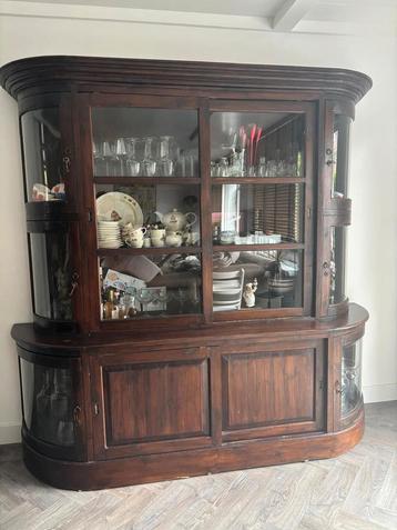 Unieke antieke buffetkast – massief hout – 225 cm breed beschikbaar voor biedingen