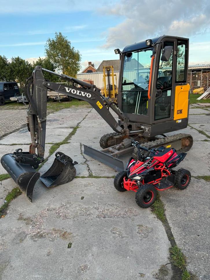 Volvo EC18E 2021 810 draaiuren 2x bak minigraver gratis quad, Zakelijke goederen, Machines en Bouw | Kranen en Graafmachines, Graafmachine