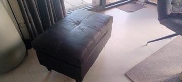 Bankje op wielen. Zwart leer, is beschadigd op de bovenkant  beschikbaar voor biedingen