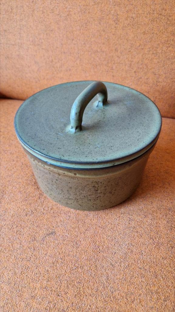 Lucie Q Bakker pot met deksel (groenig/bruin) diameter 20cm, Antiek en Kunst, Antiek | Keramiek en Aardewerk, Ophalen of Verzenden