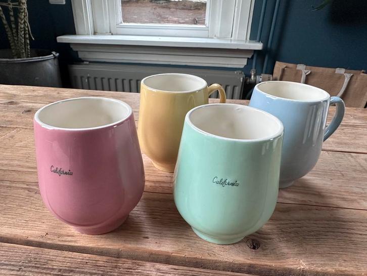 California Set melkkan met 4 bekers roze Petrus Regout, Antiek en Kunst, Antiek | Servies los, Ophalen