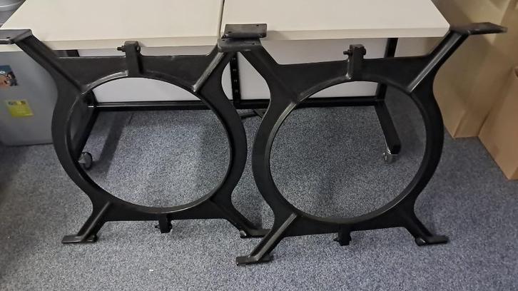 Te Koop : Hele mooie zware gietijzeren tafelpoten (2 stuks), Huis en Inrichting, Tafelonderdelen, Zo goed als nieuw, 50 tot 100 cm