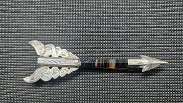 Antieke broche Agaat met zilver Silver Arrow. Zilveren pijl beschikbaar voor biedingen