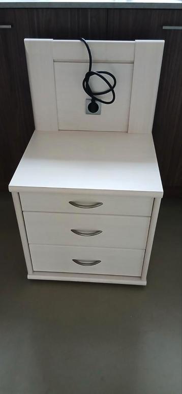 Nachtkastje  beschikbaar voor biedingen