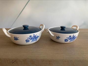 2 prachtige vintage dekschalen off white met blauw beschikbaar voor biedingen