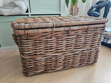 Rotan Mand met deksel  beschikbaar voor biedingen