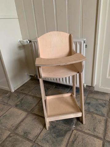 Houten poppenstoel beschikbaar voor biedingen