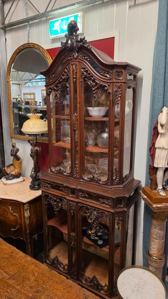 Notenhouten rijk bewerkte Louis XVI vitrinekast, Antiek en Kunst, Antiek | Meubels | Kasten, Ophalen