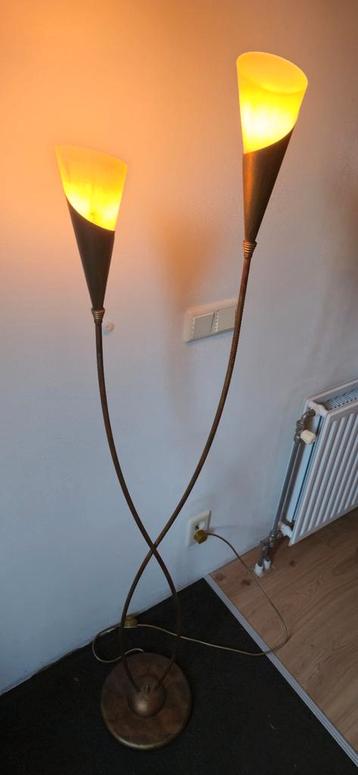 Vloerlamp beschikbaar voor biedingen