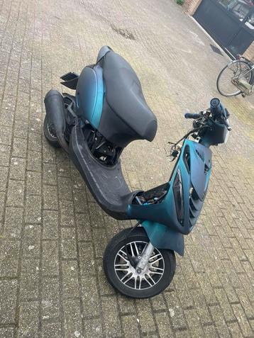 Te koop Piaggio zip Brom  125 cc. 