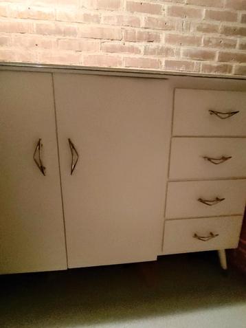 wit babybedje ledikant met lattenbodem en commode uit 1963 beschikbaar voor biedingen