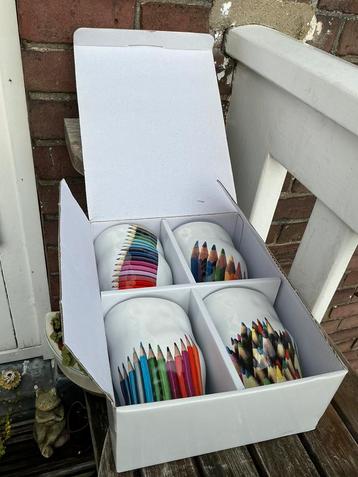 4 Nieuwe mokken in doos van kleurpotloden. Van Artihove Art. beschikbaar voor biedingen