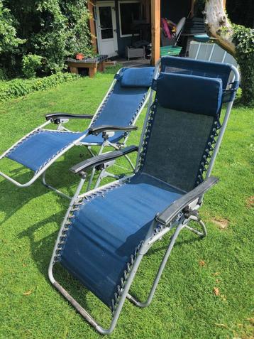 2x zware ligstoelen /ligbedden. stevige blauw stof beschikbaar voor biedingen