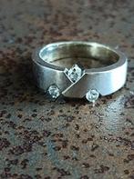 Zilveren ring met 3 steentjes, maat 18, 18 tot 19, Gebruikt, Ophalen of Verzenden, Dame