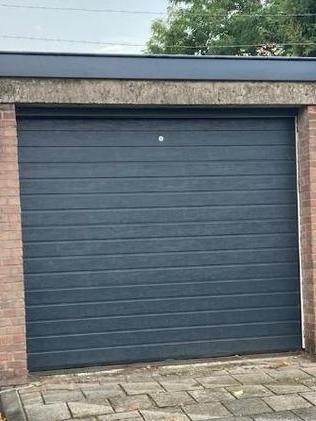 Sectionaaldeur van Alutech in de kleur ral 7016 2395 x 2020 beschikbaar voor biedingen