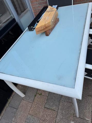 Tuintafel gratis beschikbaar voor biedingen