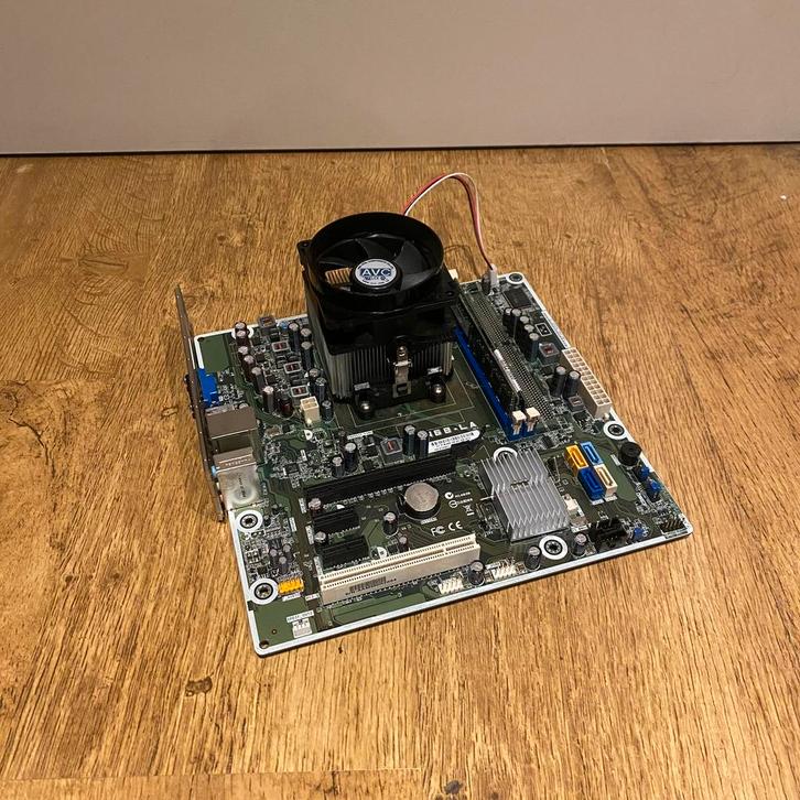 Pegatron M2N68-LA met AMD Quad-Core Processor, Computers en Software, Moederborden, Gebruikt, AMD, DDR3, Ophalen of Verzenden