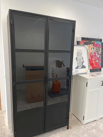 Metalen Vitrinekast met Glazen Deuren beschikbaar voor biedingen