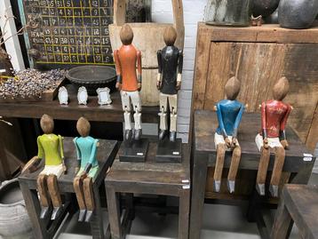 Toffe houten poppen beschikbaar voor biedingen