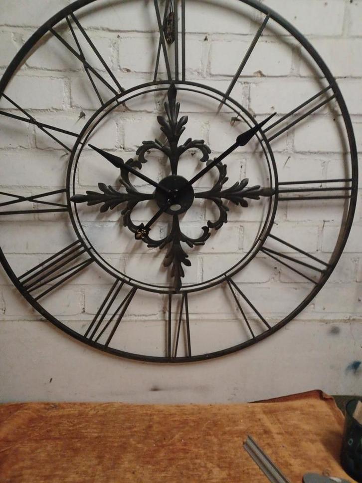 Riverdale Wandklok New Bridge - 102cm Doorsnede, Huis en Inrichting, Woonaccessoires | Klokken, Nieuw, Wandklok, Analoog, Ophalen