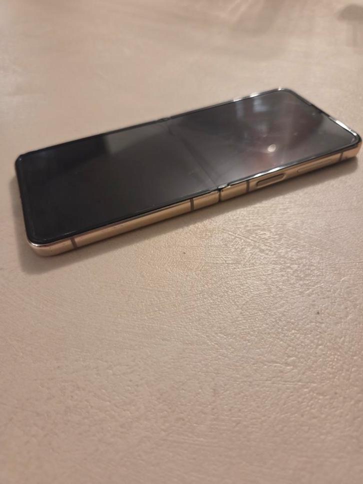 Samsung Galaxy Z Flip 4 werkt maar met scherm problemen., Telecommunicatie, Mobiele telefoons | Overige merken, Gebruikt, Zonder abonnement