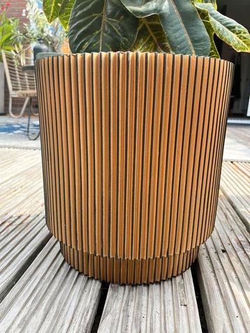 Grote bloempot beschikbaar voor biedingen