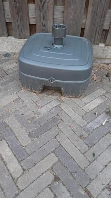 Parasol voet,  vulbaar met water. beschikbaar voor biedingen