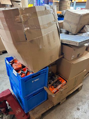Pallet met gereedschap en diverse items beschikbaar voor biedingen