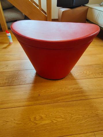 Rode Montis Design hocker met opbergruimte beschikbaar voor biedingen