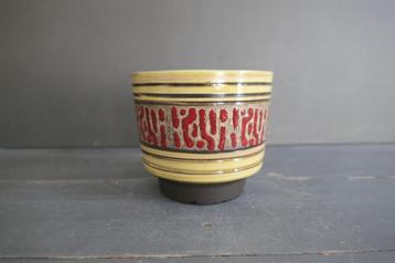 Vintage bloempot beschikbaar voor biedingen