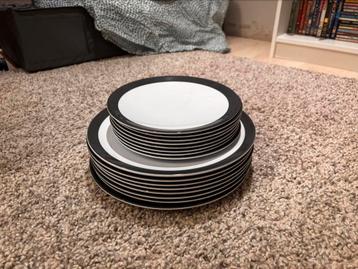 Plastic bordenset beschikbaar voor biedingen