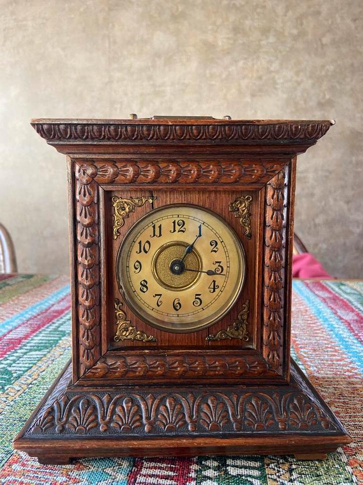 Antieke Mantelklok met Houten Kast, Antiek en Kunst, Antiek | Klokken, Ophalen of Verzenden