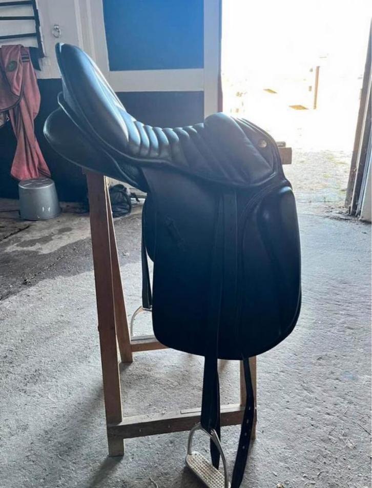 Zaldi New Kent, Dressuurzadel, 18 inch, Dieren en Toebehoren, Paarden en Pony's | Zadels, Zo goed als nieuw, Dressuur, Ophalen of Verzenden