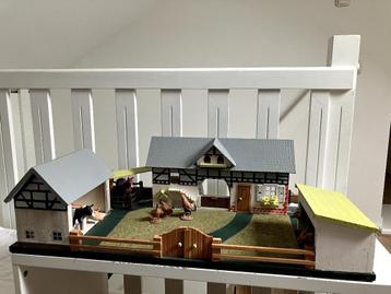 Nostalgische grote houten speelboerderij beschikbaar voor biedingen