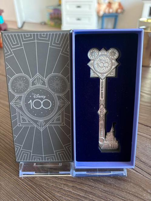 Disney limited 100 anniversary key sleutel, Verzamelen, Disney, Zo goed als nieuw, Beeldje of Figuurtje, Ophalen of Verzenden