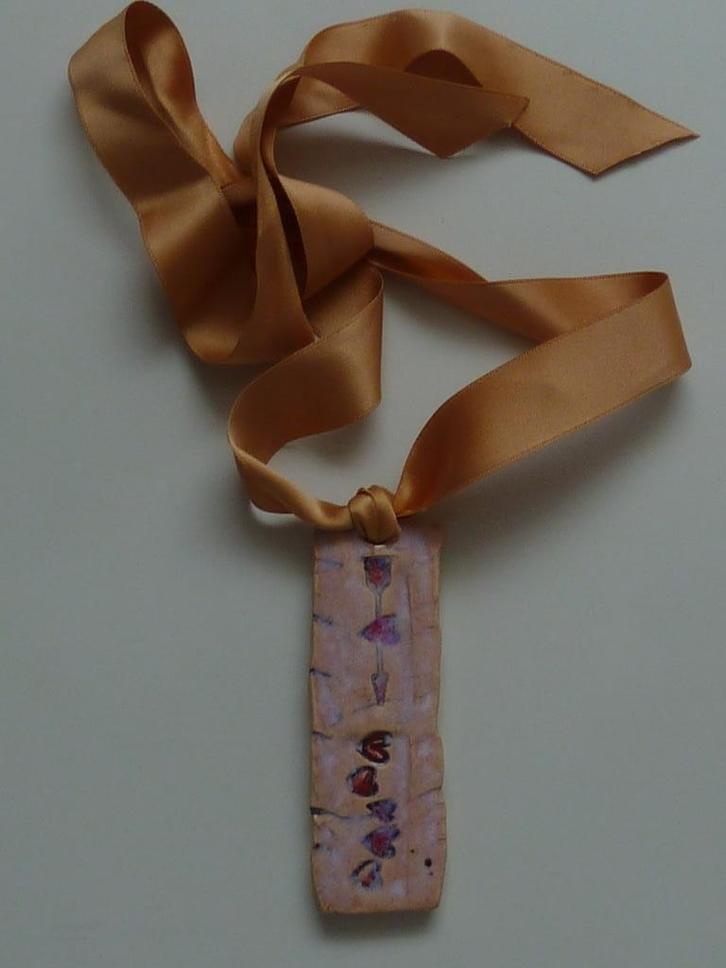 Unieke aardewerk glazuur hanger met rode hartjes, handmade, Sieraden, Tassen en Uiterlijk, Kettinghangers, Nieuw, Overige materialen