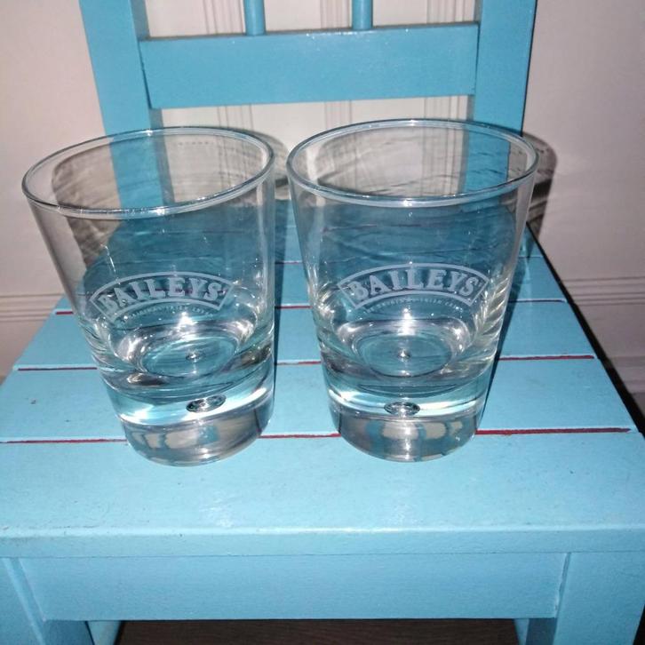 Baileys glazen frozen open logo set van 2 stuks, Huis en Inrichting, Keuken | Servies, Zo goed als nieuw, Glas of Glazen, Overige stijlen