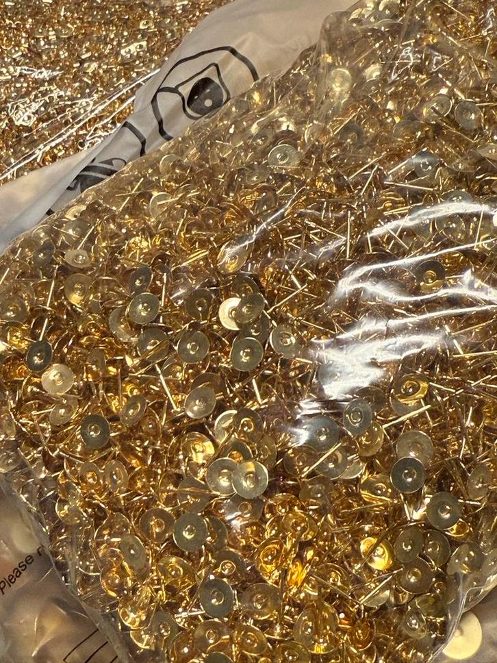 Goudkleurige oorbellen + stoppers - Groothandel hoeveelheid, Hobby en Vrije tijd, Naaien en Fournituren, Nieuw, Overige typen